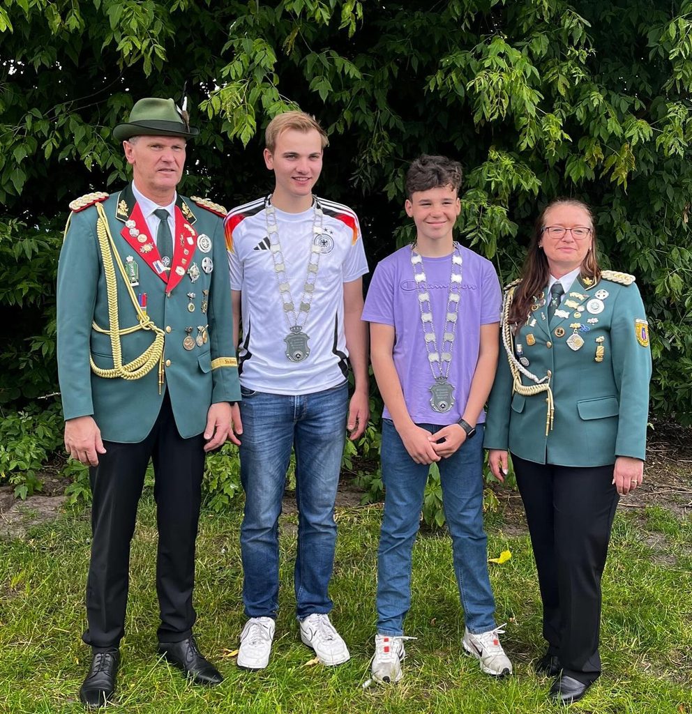 Jan Rolfes mit der Jugendprinzenkette und Linus Otten mit der Schülerprinzenkette
