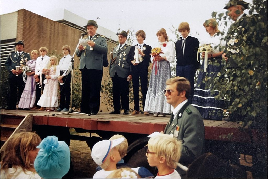 Proklamation des Kinderkönigs 1983, Frank Rolfes. Im Vordergrund der Obmann für das Kinderkönigsschießen Clemens Nording