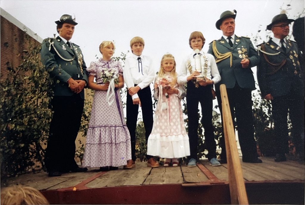 Der neue Kinderkönig 1983 Frank Rolfes mit seiner Königin Kerstin Nienaber
